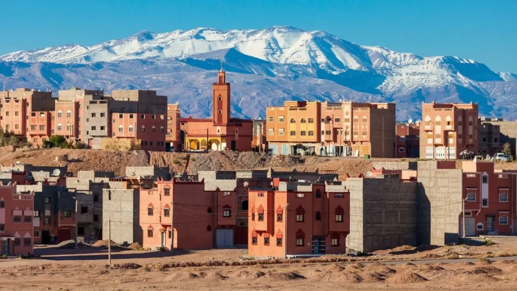  Ouarzazate – La Porte du Désert : ville emblématique séduit par ses paysages contrastés             